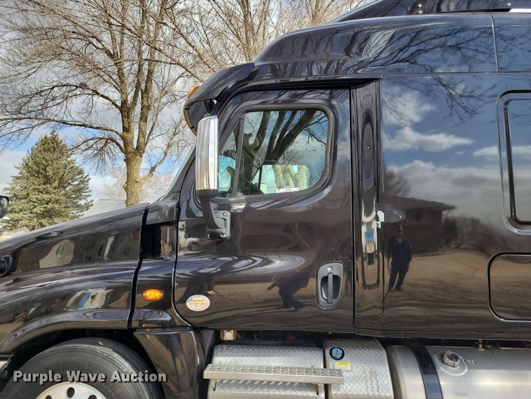 image for item NB9868 2016 Freightliner Cascadia 125 semi truck