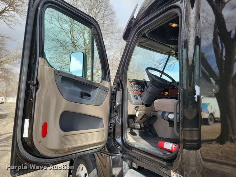 image for item NB9868 2016 Freightliner Cascadia 125 semi truck