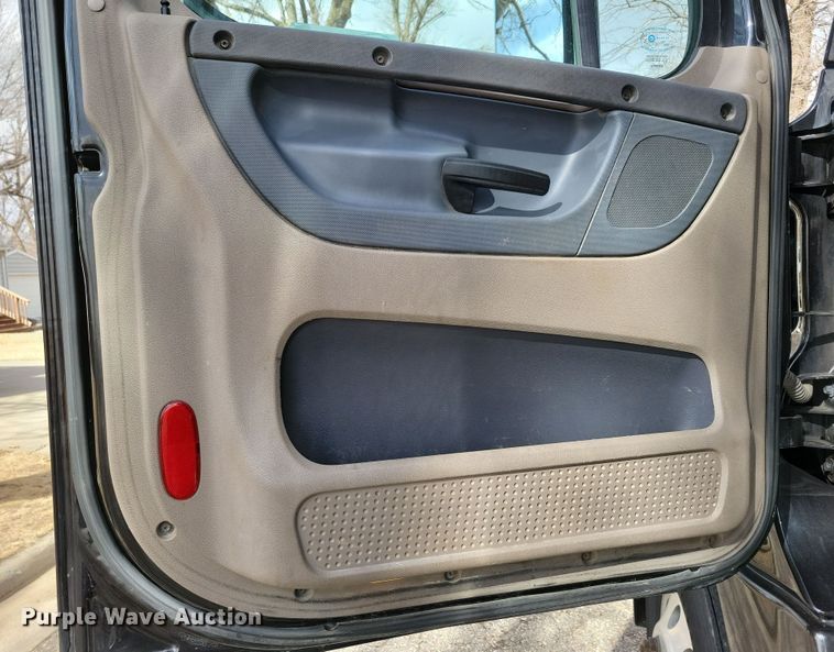 image for item NB9868 2016 Freightliner Cascadia 125 semi truck