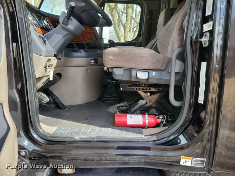 image for item NB9868 2016 Freightliner Cascadia 125 semi truck