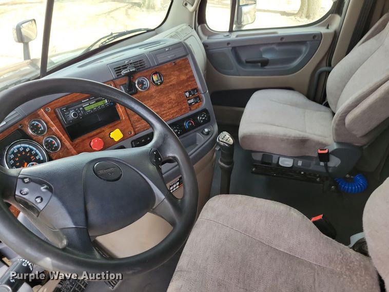 image for item NB9868 2016 Freightliner Cascadia 125 semi truck