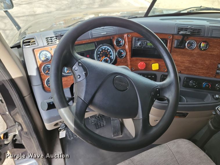 image for item NB9868 2016 Freightliner Cascadia 125 semi truck