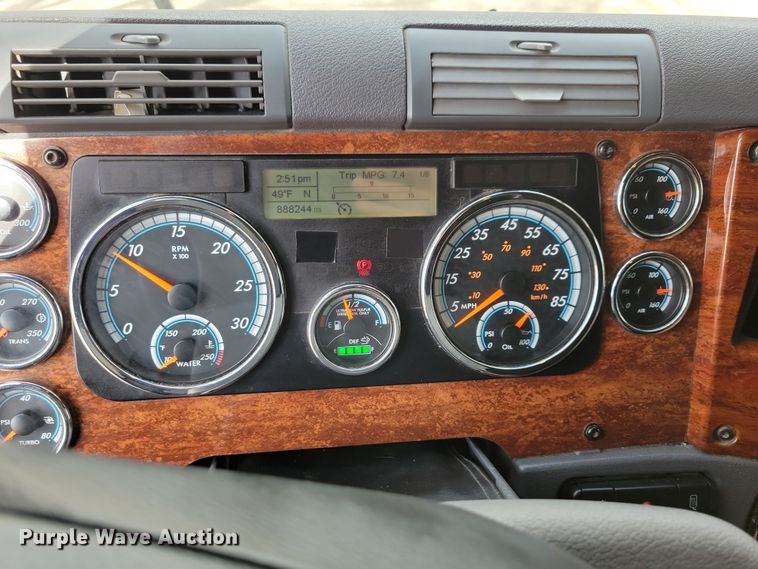 image for item NB9868 2016 Freightliner Cascadia 125 semi truck