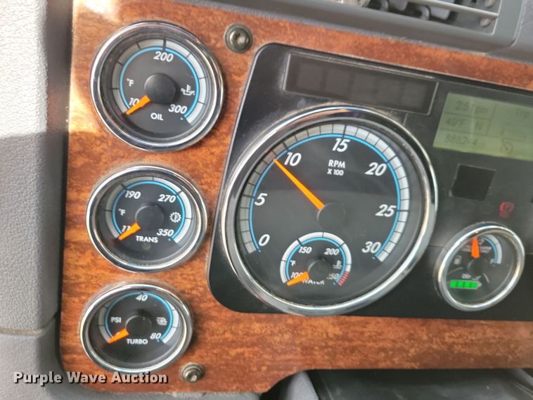 image for item NB9868 2016 Freightliner Cascadia 125 semi truck