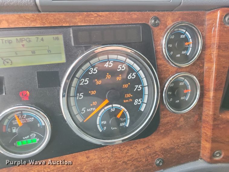 image for item NB9868 2016 Freightliner Cascadia 125 semi truck