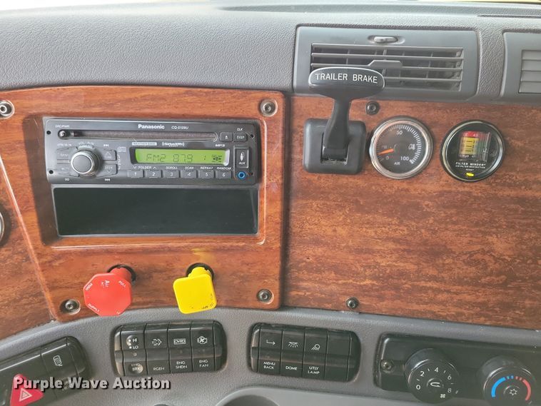 image for item NB9868 2016 Freightliner Cascadia 125 semi truck