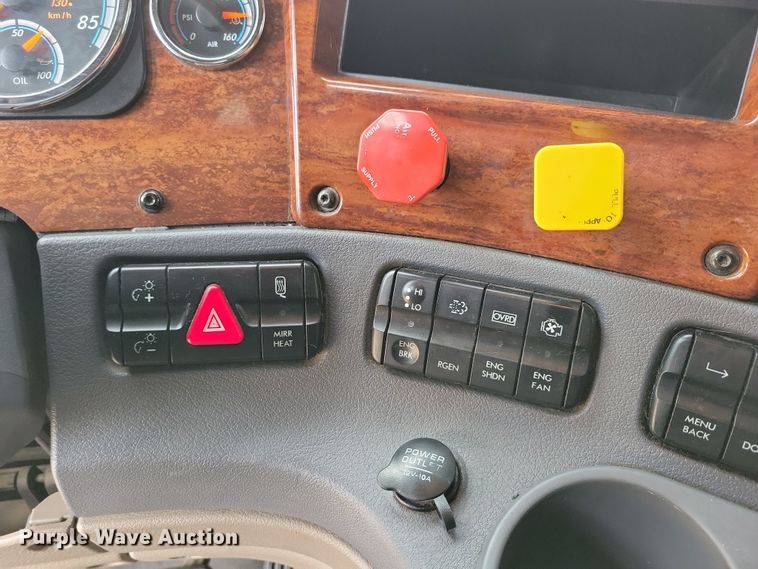 image for item NB9868 2016 Freightliner Cascadia 125 semi truck