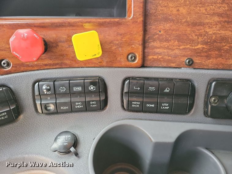 image for item NB9868 2016 Freightliner Cascadia 125 semi truck