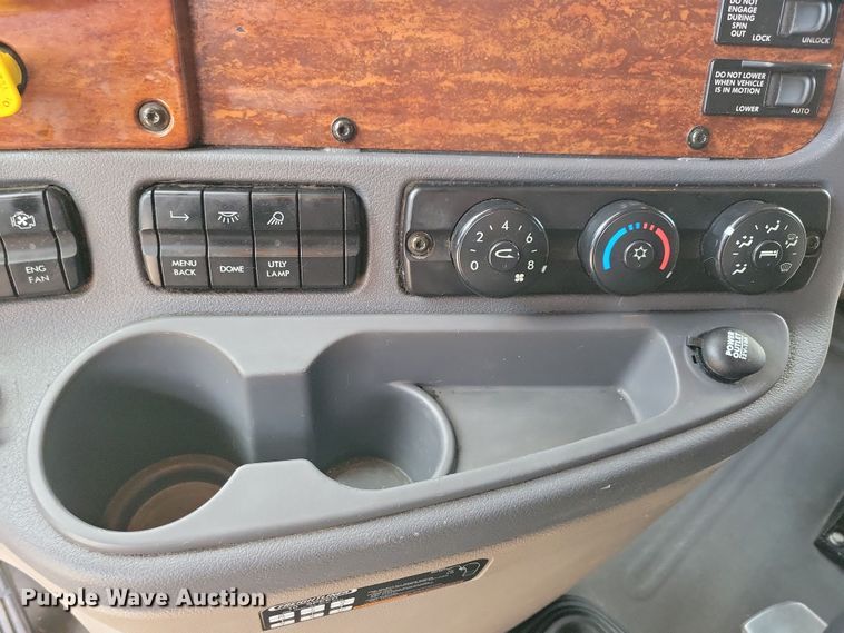 image for item NB9868 2016 Freightliner Cascadia 125 semi truck