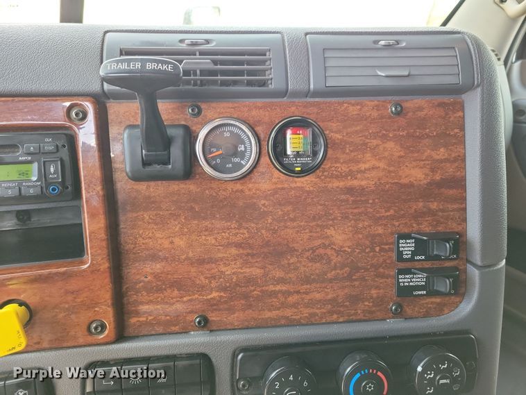 image for item NB9868 2016 Freightliner Cascadia 125 semi truck