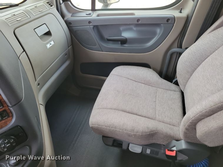 image for item NB9868 2016 Freightliner Cascadia 125 semi truck