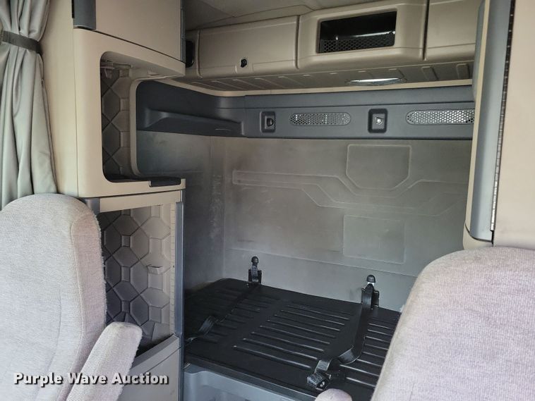 image for item NB9868 2016 Freightliner Cascadia 125 semi truck