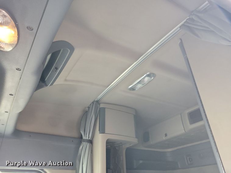 image for item NB9868 2016 Freightliner Cascadia 125 semi truck