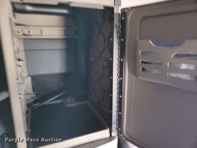 image for item NB9868 2016 Freightliner Cascadia 125 semi truck