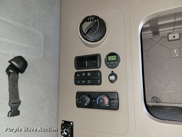 image for item NB9868 2016 Freightliner Cascadia 125 semi truck