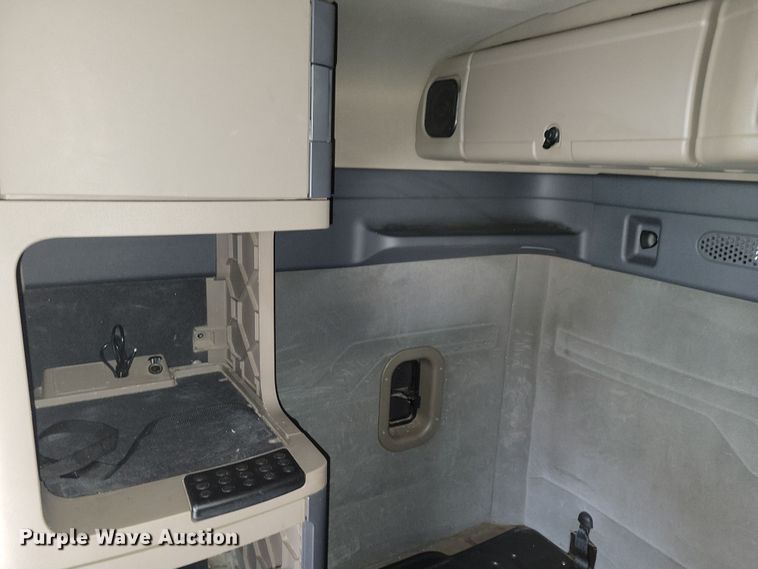 image for item NB9868 2016 Freightliner Cascadia 125 semi truck