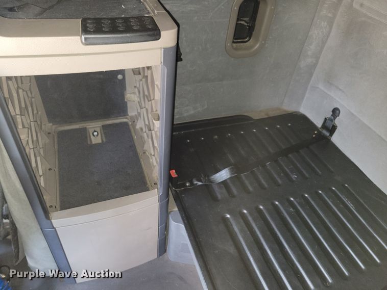 image for item NB9868 2016 Freightliner Cascadia 125 semi truck