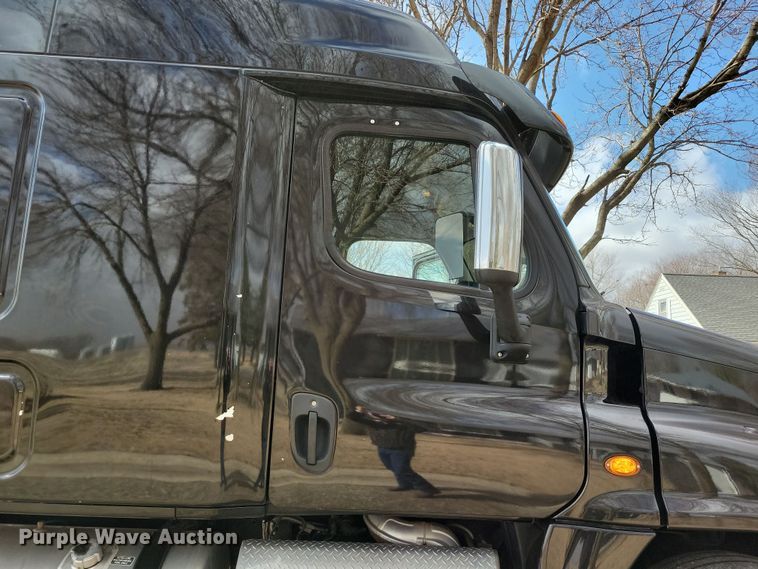 image for item NB9868 2016 Freightliner Cascadia 125 semi truck