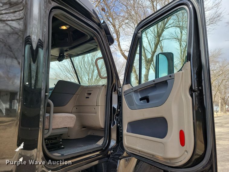 image for item NB9868 2016 Freightliner Cascadia 125 semi truck