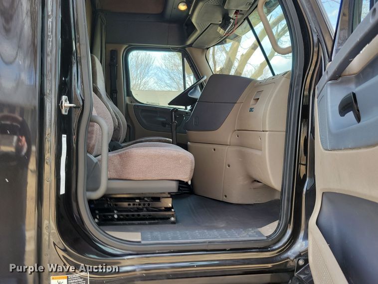 image for item NB9868 2016 Freightliner Cascadia 125 semi truck