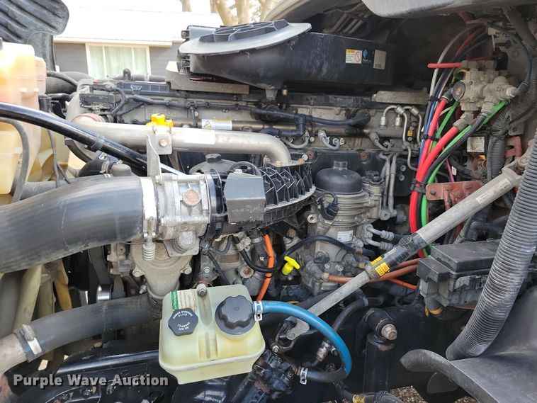 image for item NB9868 2016 Freightliner Cascadia 125 semi truck