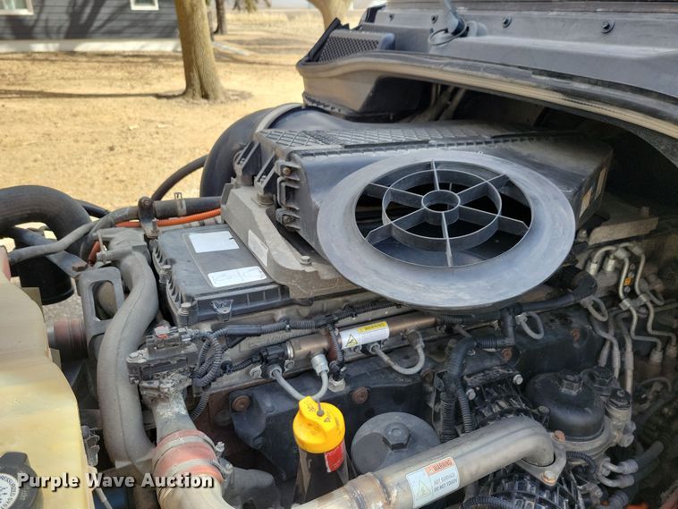 image for item NB9868 2016 Freightliner Cascadia 125 semi truck