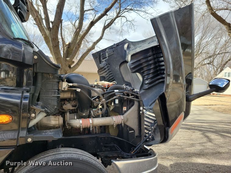 image for item NB9868 2016 Freightliner Cascadia 125 semi truck