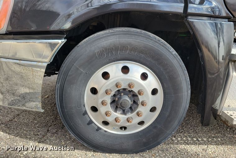 image for item NB9868 2016 Freightliner Cascadia 125 semi truck