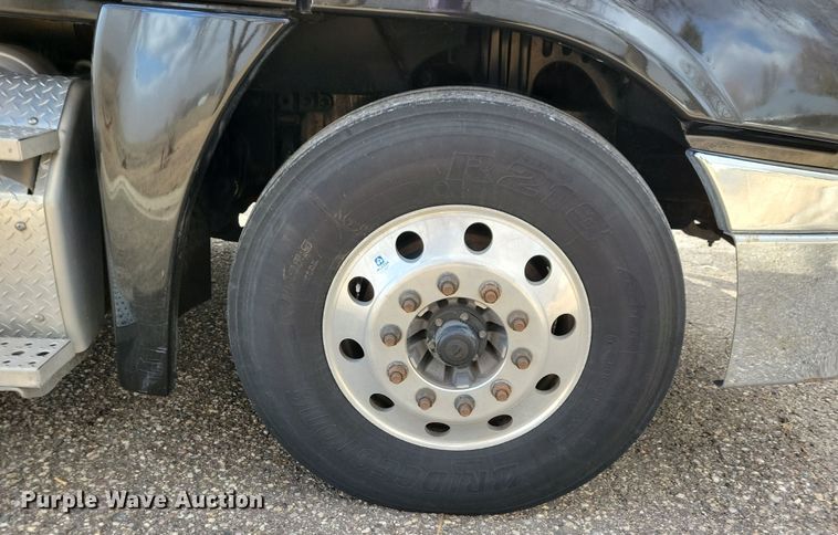 image for item NB9868 2016 Freightliner Cascadia 125 semi truck