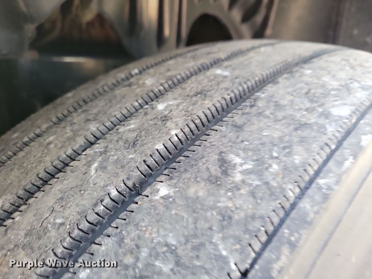 image for item NB9868 2016 Freightliner Cascadia 125 semi truck