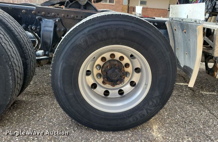 image for item NB9868 2016 Freightliner Cascadia 125 semi truck