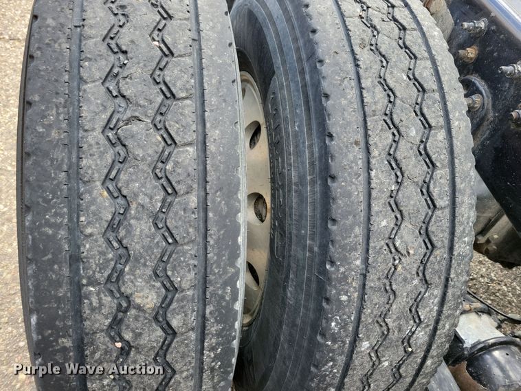 image for item NB9868 2016 Freightliner Cascadia 125 semi truck