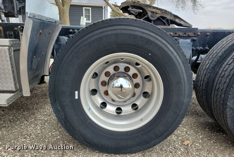 image for item NB9868 2016 Freightliner Cascadia 125 semi truck