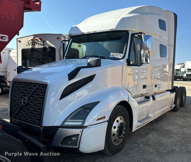 image for item YA0114 2020 Volvo VN semi truck