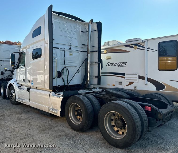 image for item YA0114 2020 Volvo VN semi truck