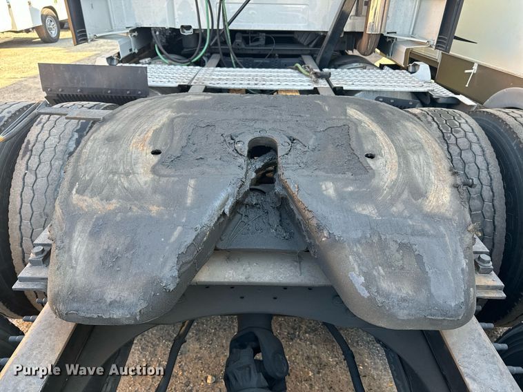 image for item YA0114 2020 Volvo VN semi truck