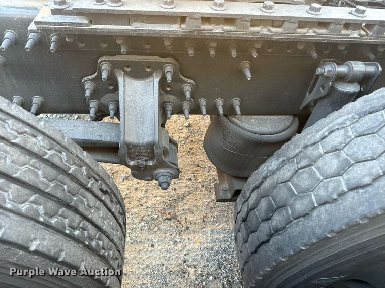 image for item YA0114 2020 Volvo VN semi truck