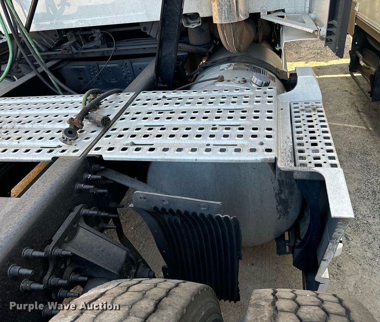 image for item YA0114 2020 Volvo VN semi truck