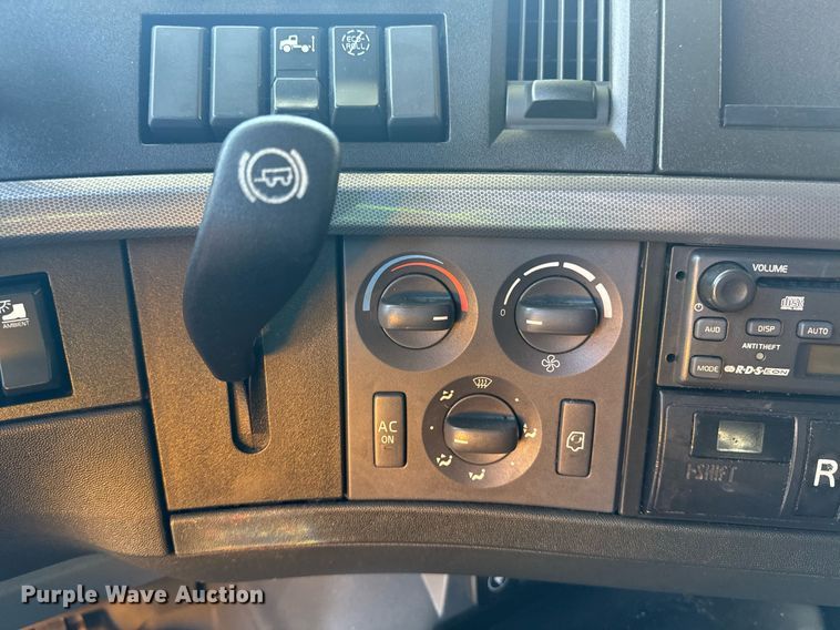 image for item YA0114 2020 Volvo VN semi truck