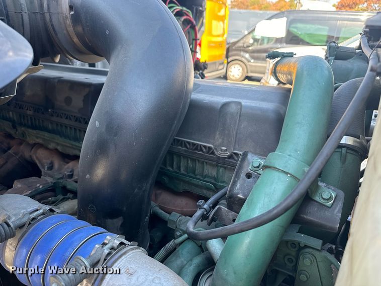 image for item YA0114 2020 Volvo VN semi truck