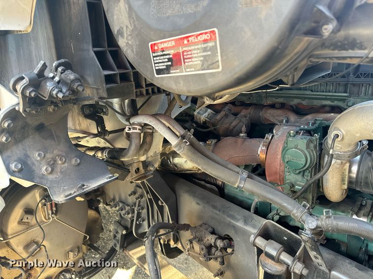 image for item YA0114 2020 Volvo VN semi truck