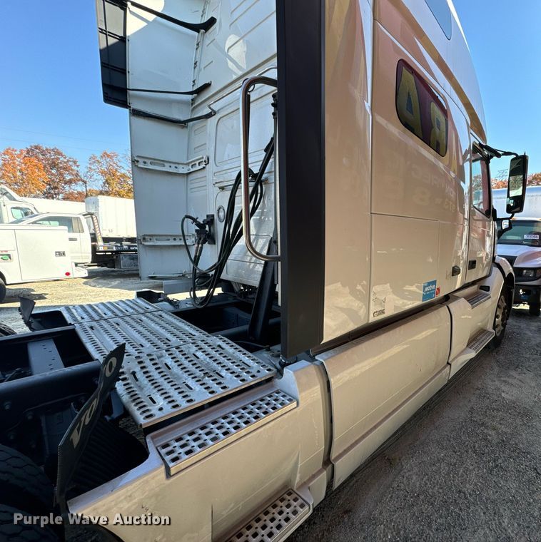 image for item YA0115 2020 Volvo VN semi truck