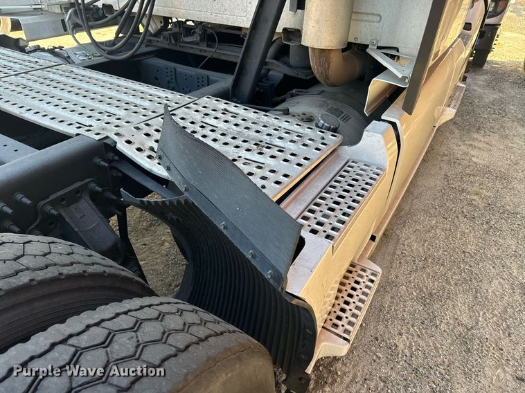 image for item YA0115 2020 Volvo VN semi truck