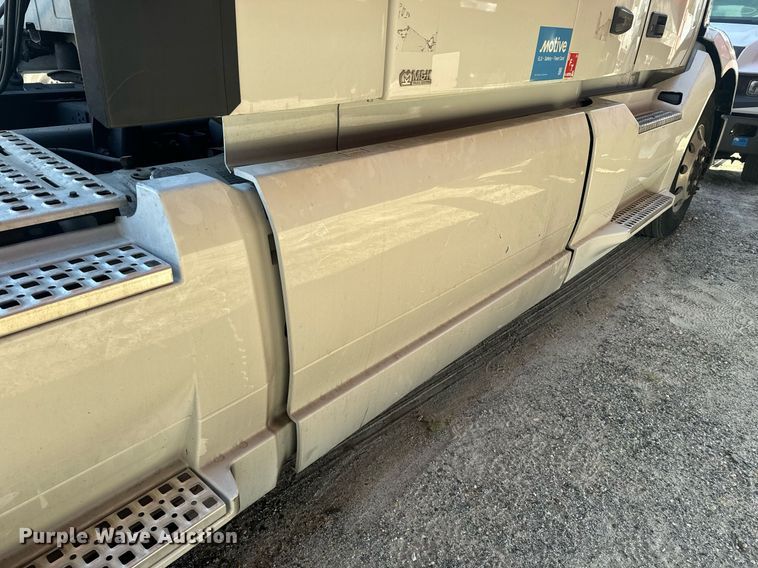 image for item YA0115 2020 Volvo VN semi truck