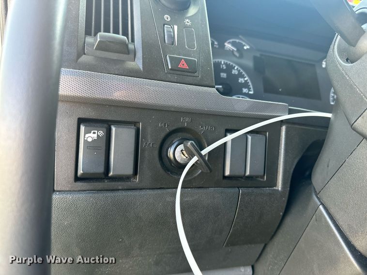 image for item YA0115 2020 Volvo VN semi truck