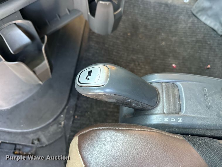 image for item YA0115 2020 Volvo VN semi truck