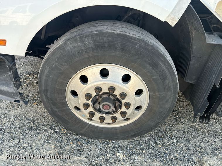 image for item YA0115 2020 Volvo VN semi truck