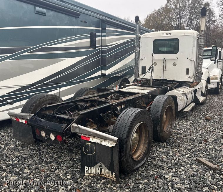 image for item YA0138 2017 Kenworth T880 semi truck