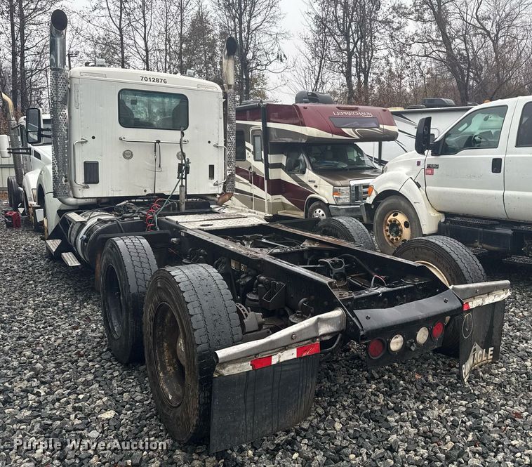 image for item YA0138 2017 Kenworth T880 semi truck