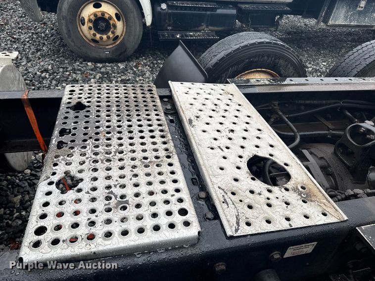 image for item YA0138 2017 Kenworth T880 semi truck